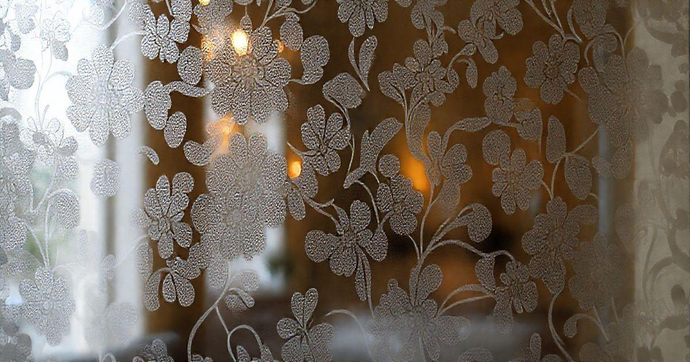 Jateamento em vidro: Técnicas e benefícios para sua decoração